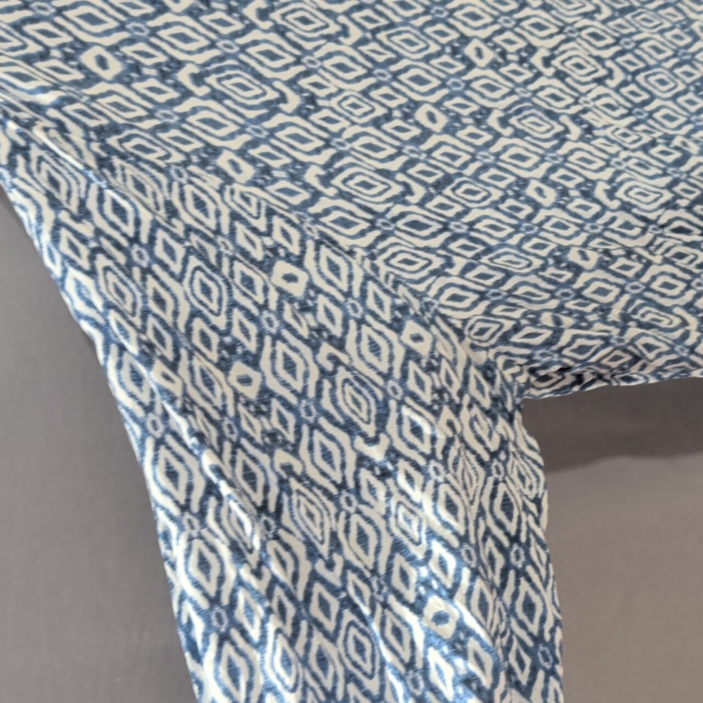 Women's Blue White Patterned Top 2X - Picture 5 of 12